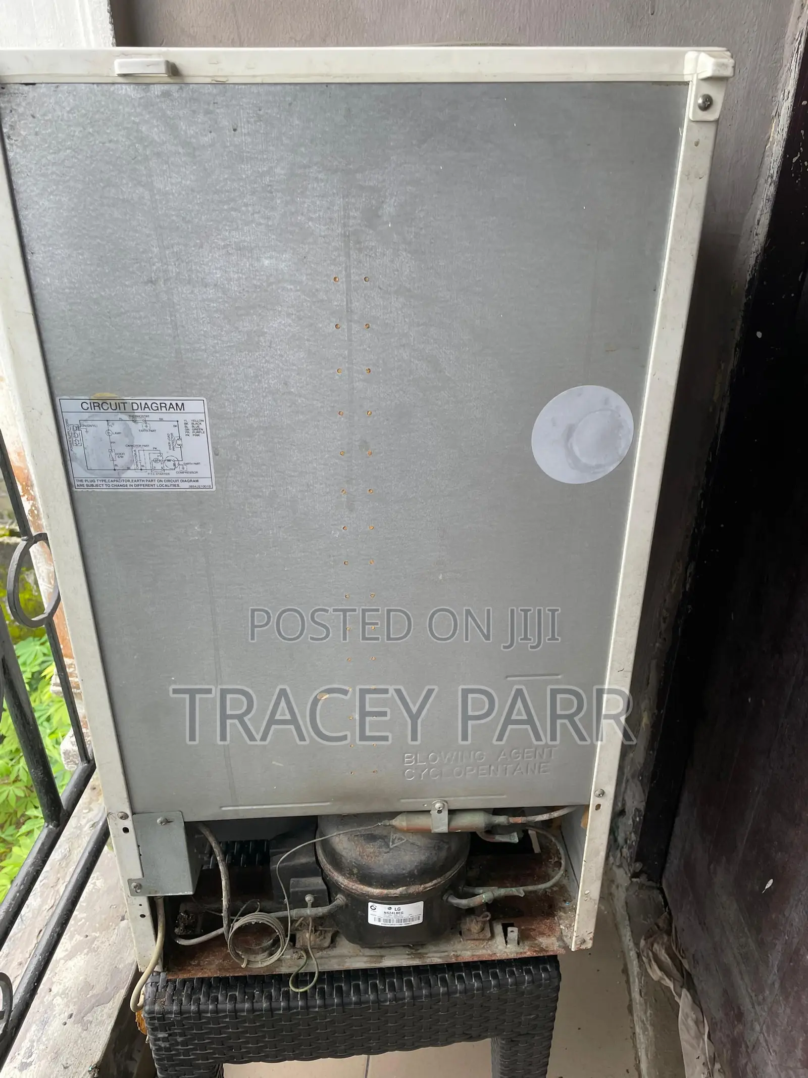 Fridge With Freezer Compartment
