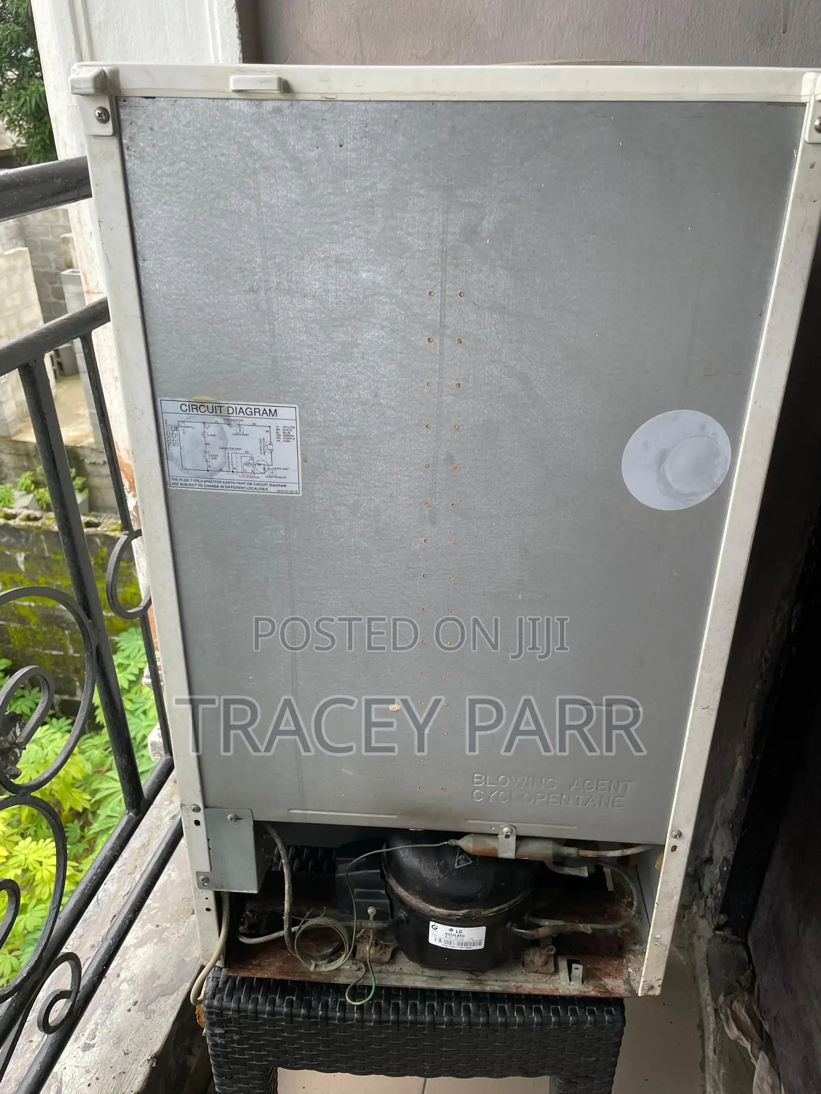 Fridge With Freezer Compartment