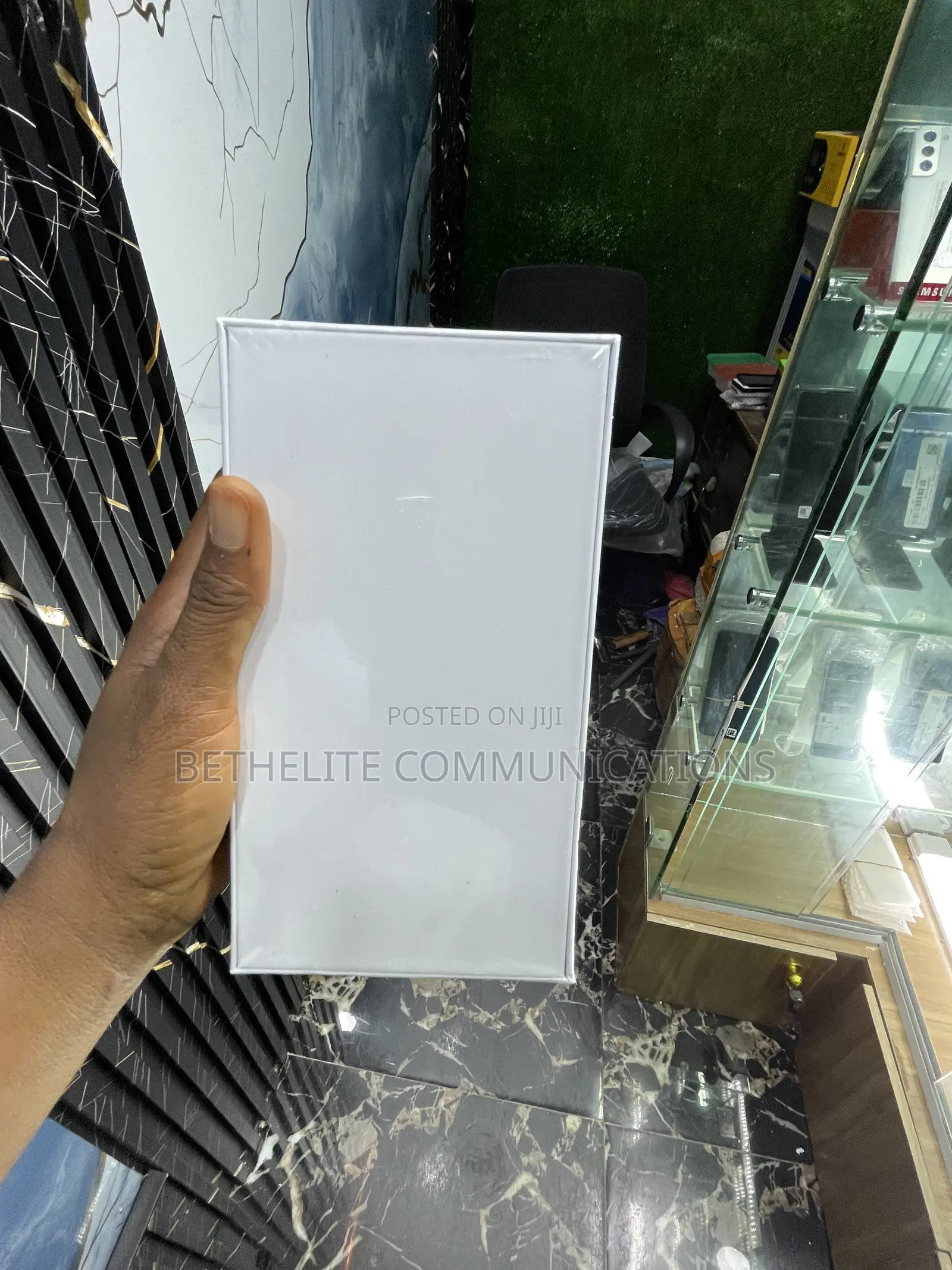 New Realme V30 128 GB Gold