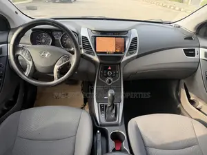 Hyundai Elantra SE 4dr Sedan (1.8L 4cyl 6A) 2015 Silver