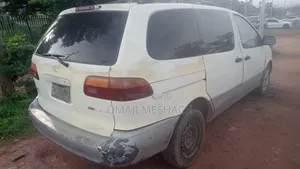 Toyota Sienna 2000 White