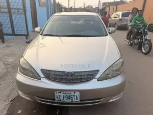 Toyota Camry LE 4dr Sedan (2.4L 4cyl 5M) 2004 Gold