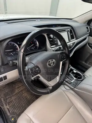 Toyota Highlander XLE 4x4 V6 (3.5L 6cyl 8A) 2018 White