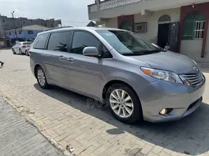 Toyota Sienna Limited 7 Passenger 2011 Silver