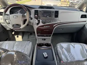 Toyota Sienna Limited 7 Passenger 2011 Silver