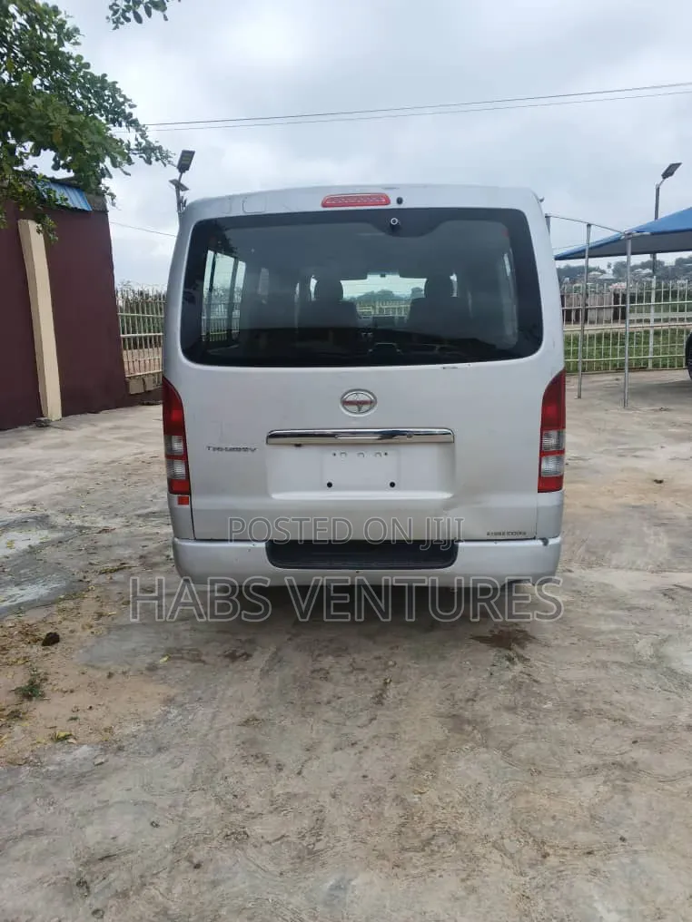 Toyota HiAce 2006 Silver
