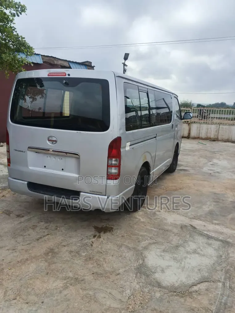 Toyota HiAce 2006 Silver