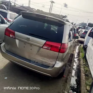 Toyota Sienna 2005 Gold