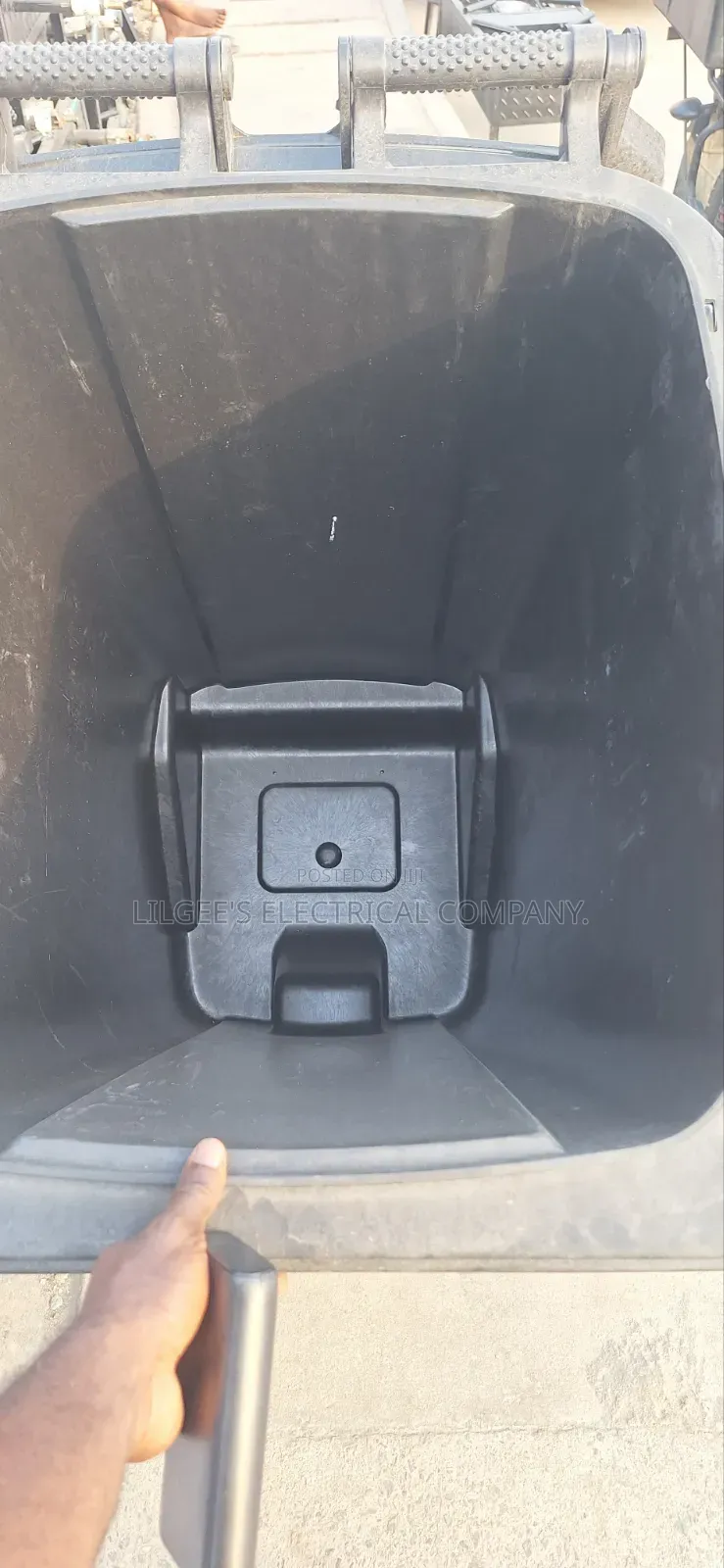 Super Strong Waste Bin With Tires