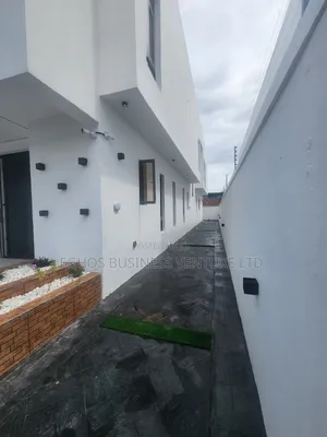 4bdrm Duplex in Akhionbare Gra Benin for sale