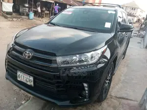 Toyota Highlander SE 4x2 V6 (3.5L 6cyl 8A) 2018 Black