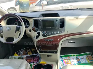Toyota Sienna 2012 Red