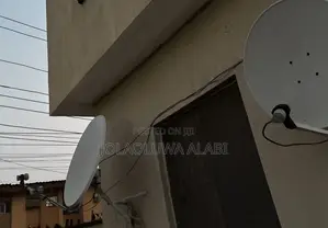 40” Hisense Smart TV + Free Digital Satellite Decoder