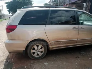 Toyota Sienna 2004 Silver