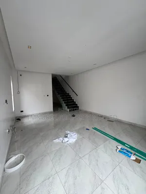 4bdrm Duplex in Chevron for rent