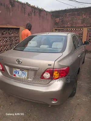 Toyota Corolla LE 4dr Sedan (1.8L 4cyl 4A) 2010 Gold