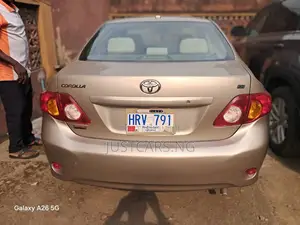 Toyota Corolla LE 4dr Sedan (1.8L 4cyl 4A) 2010 Gold