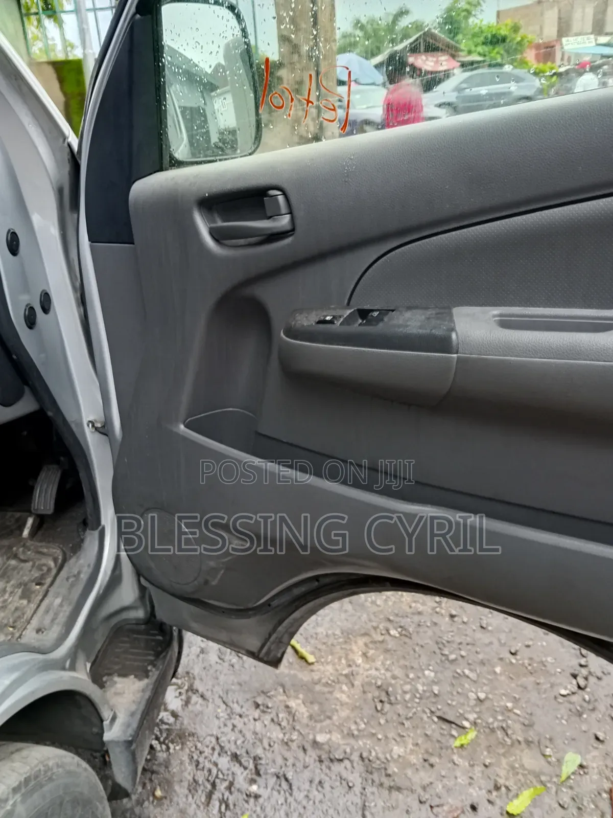 Nissan Caravan (Urvan) 2000 Grey