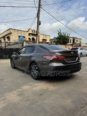 Toyota Camry SE FWD (2.5L 4cyl 8AM) 2018 Gray