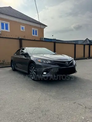 Toyota Camry SE FWD (2.5L 4cyl 8AM) 2018 Gray