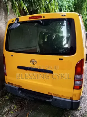 Toyota HiAce 2010 Yellow