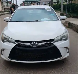 Toyota Camry SE w/Special Edition Pkg (2.5L 4cyl 6A) 2016 White