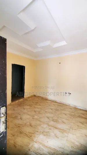 1bdrm Room & Parlour in Uholor, Ekenhuan Rd, Benin City for rent