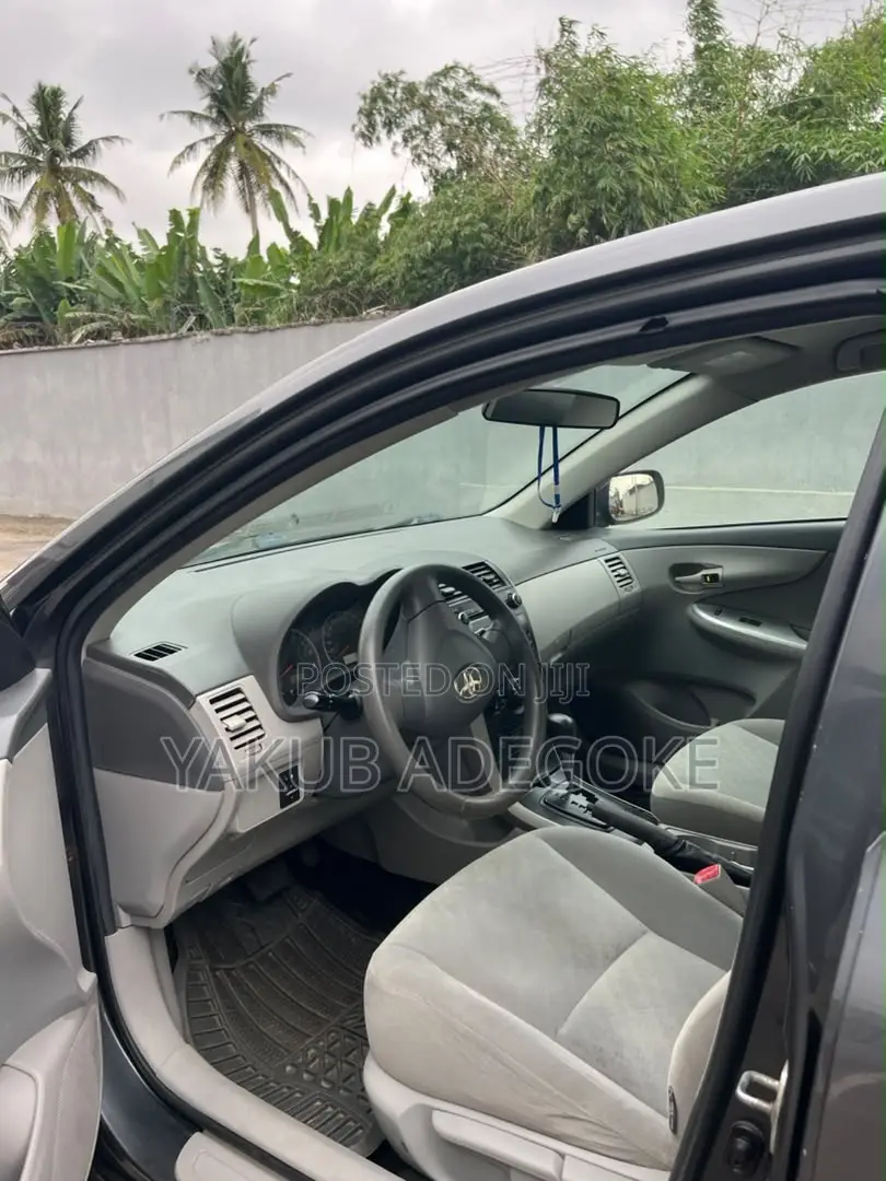Toyota Corolla 2010 Gray