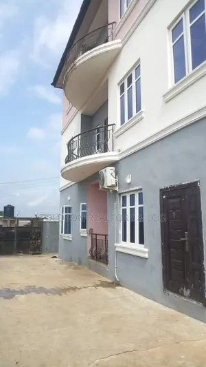 Furnished 3bdrm Apartment in Goldson Realtors &, Igbogbo for rent