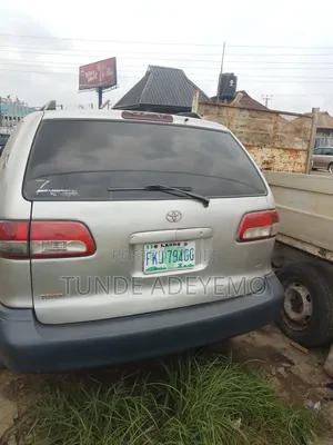 Toyota Sienna 2002 Gold