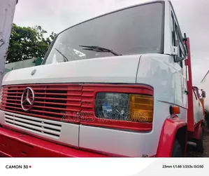 Mercedes 709 Pickup Long Chassis Diesell Engine/ 6 Tires and 6 Boat