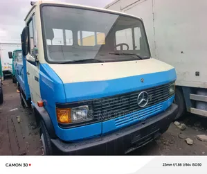 Mercedes 709 Pickup Long Chassis Diesell Engine/ 6 Tires and 6 Boat