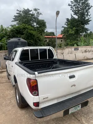 Mitsubishi L200 2012 White