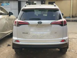 Toyota RAV4 LE AWD (2.5L 4cyl 6A) 2017 White
