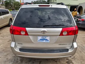 Toyota Sienna LE 2008 Gold
