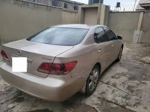 Toyota Camry SE V6 4dr Sedan (3.3L 6cyl 5A) 2006 Gold