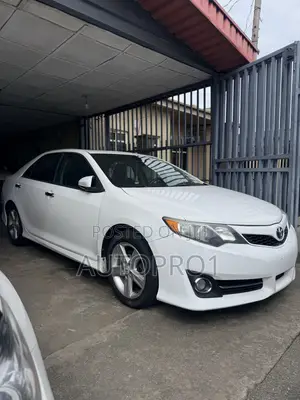 Toyota Camry SE 4dr Sedan (2.5L 4cyl 6A) 2013 White