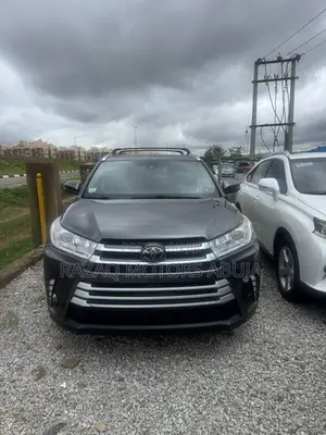 Toyota Highlander XLE 4x4 V6 (3.5L 6cyl 8A) 2018 Gray