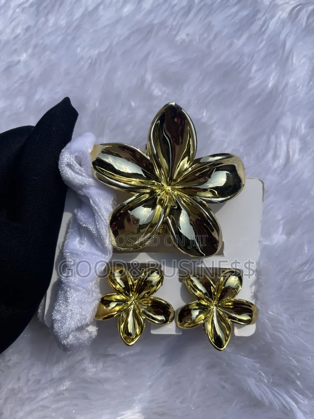 4 in 1 Floral Claw Clips and Scrunchie