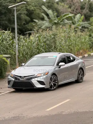 Toyota Camry SE FWD (2.5L 4cyl 8AM) 2018 Silver