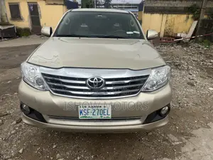 Toyota Fortuner 2.5 D RWD 2012 Gold