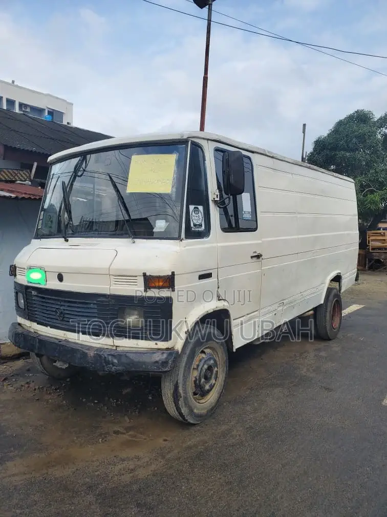 Bus 2002 White