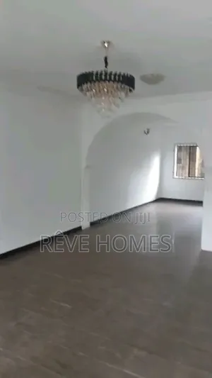 3bdrm Block of Flats in Millenuim/UPS for rent