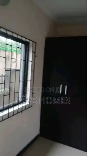 3bdrm Block of Flats in Millenuim/UPS for rent
