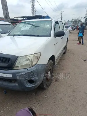 Toyota Hilux 2.5 D-4D 4X4 SRX 2011 White