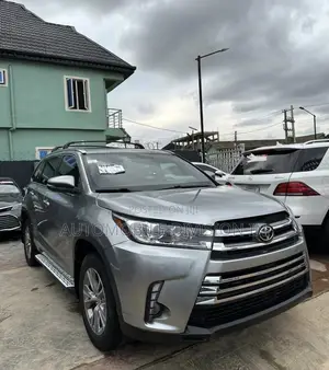 Toyota Highlander XLE 4dr SUV AWD (3.5L 6cyl 6A) 2015 Silver
