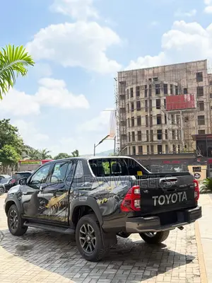 New Toyota Hilux 2025 Black