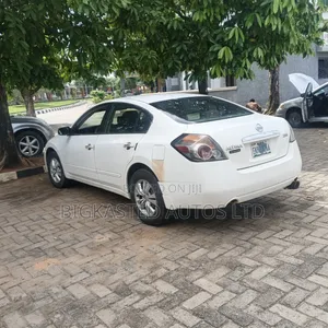 Nissan Altima 2009 White