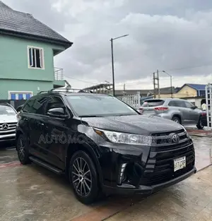 Toyota Highlander SE 4x4 V6 (3.5L 6cyl 8A) 2018 Black