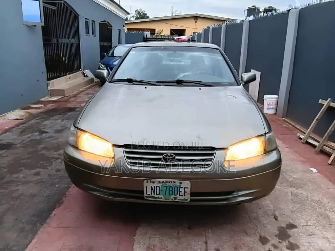 Toyota Camry 2000 Gray